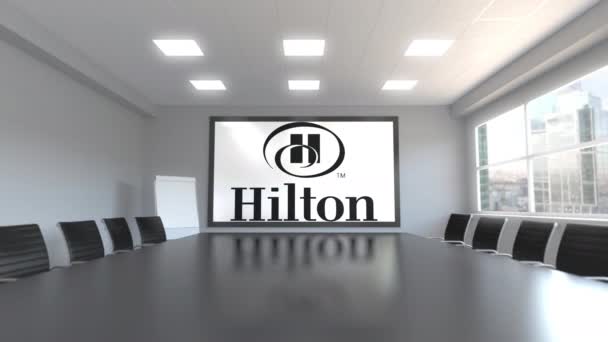 Logo de Hilton Hotels Resorts en pantalla en una sala de reuniones. Animación Editorial 3D — Vídeos de Stock