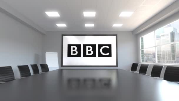 Logo de British Broadcasting Corporation BBC en la pantalla de una sala de reuniones. Animación Editorial 3D — Vídeo de stock