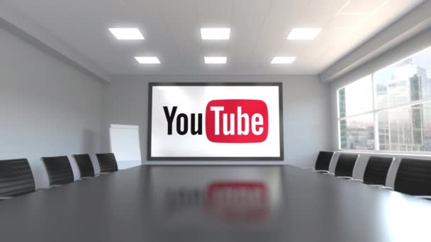 Logotipo de YouTube en la pantalla de una sala de reuniones. Animación Editorial 3D — Vídeo de stock