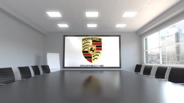 Logotipo Porsche na tela em uma sala de reuniões. Animação 3D editorial — Vídeo de Stock