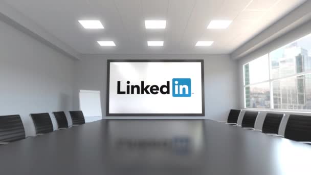 Linkedin Logo auf dem Bildschirm in einem Besprechungsraum. redaktionelle 3D-Animation — Stockvideo