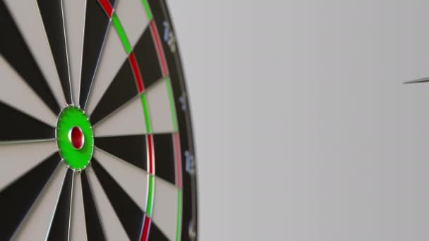 Dart featuring flag of the USA hits bullseye of the target. Sports or political success related conceptual animation — Stock Video