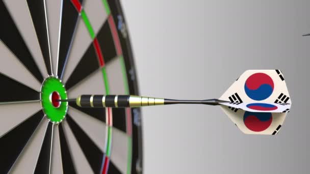 Az Európai Unió és a Koreai zászlók a darts, ütő a cél telitalálat. Nemzetközi együttműködés, illetve a verseny fogalmi animáció — Stock videók