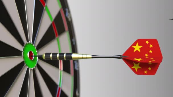 Σημαίες της Ευρωπαϊκής Ένωσης και Κίνας σχετικά με βελάκια χτυπήσει το bullseye του στόχου. Διεθνή συνεργασία ή τον ανταγωνισμό εννοιολογική κινούμενα σχέδια — Αρχείο Βίντεο