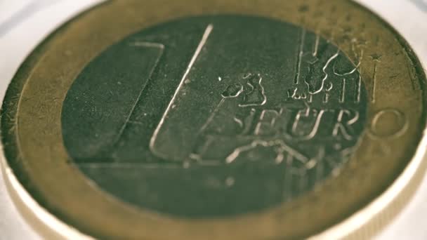 Obrotowy porysowany jedno euro moneta, Zdjęcia makro — Wideo stockowe
