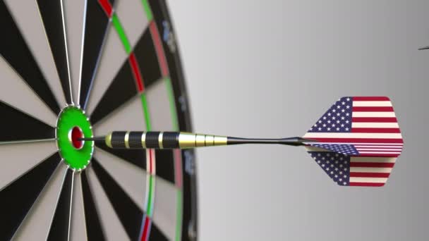 Flaggor i Förenade Arabemiraten och Usa om Dart att träffa bullseye målet. Internationella samarbetet eller konkurrens konceptuella animation — Stockvideo