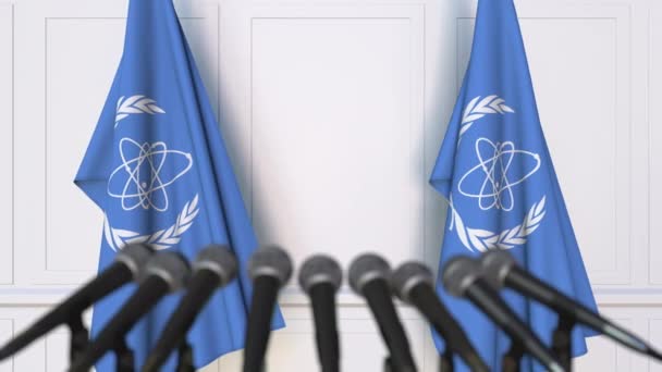 Міжнародного агентства з атомної енергії МАГАТЕ офіційні прес-конференції. Прапори та мікрофони. Концептуальні редакційної 3d анімація — стокове відео