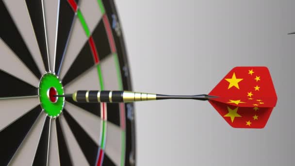 Lijst van vlaggen van Iran en China op Darten raken bullseye van het doel. Internationale samenwerking of concurrentie conceptuele animatie — Stockvideo