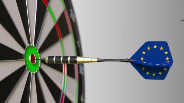 Drapeaux d'Israël et de l'Union européenne sur les fléchettes frappant bullseye de la cible. Coopération internationale ou compétition animation conceptuelle — Video