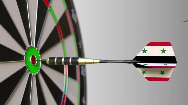 Drapeaux de la Corée du Nord et de la Syrie sur les fléchettes frappant bullseye de la cible. Coopération internationale ou compétition animation conceptuelle — Video