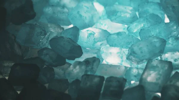 Синій напівпрозорий мінерал крупним планом — стокове фото