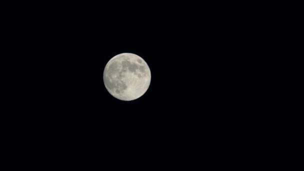 Full moon moving across the night sky. Telephoto lens shot, 2,5 x speed — Stock Video