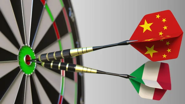 Bandeiras da China e Itália em dardos atingindo bullseye do alvo. Cooperação internacional ou concorrência conceitual renderização 3D — Fotografia de Stock