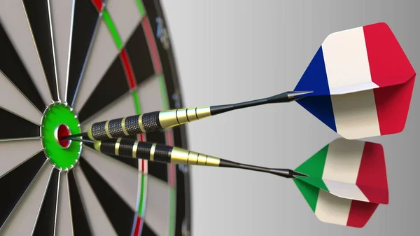 Fransa ve İtalya üzerinde bayrakları hedef isabet bullseye Dart. Uluslararası işbirliği ya da rekabet kavramsal 3d render — Stok fotoğraf