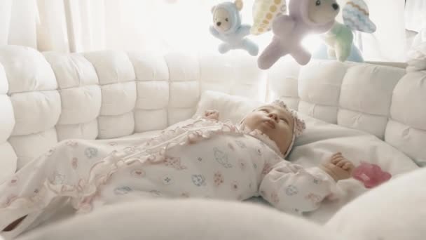 Pasgeboren babymeisje in haar bedje — Stockvideo