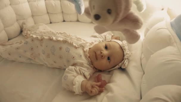 Novorozené dítě dívka před spát ve své postýlce — Stock video