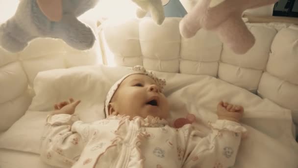 Малышка собирается спать в своей кроватке — стоковое видео