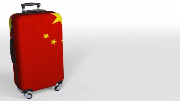 Ταξιδιώτες βαλίτσα που χαρακτηρίζει την σημαία της Κίνας. Κινέζικα τουρισμού εννοιολογική animation, κενό διάστημα για την λεζάντα — Αρχείο Βίντεο