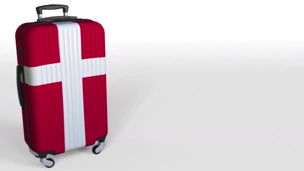 旅行者手提箱以丹麦国旗为特色。丹麦旅游概念动画, 标题空白空间 — 图库视频影像