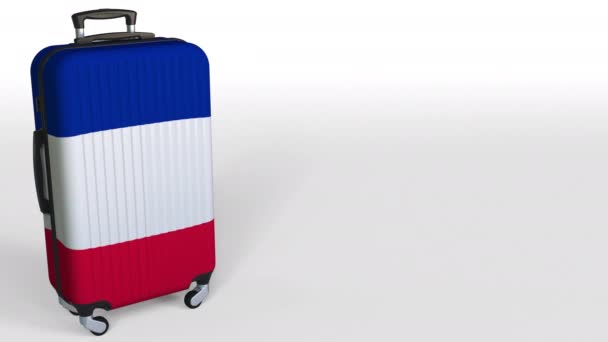 Maleta de viajero con bandera de Francia. Animación conceptual del turismo francés, espacio en blanco para la leyenda — Vídeos de Stock