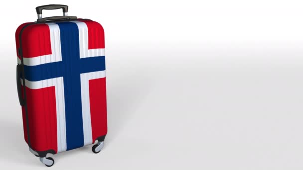 Valise de voyage avec drapeau de la Norvège. Tourisme norvégien animation conceptuelle, espace vide pour la légende — Video