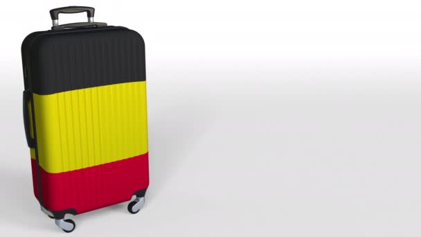 Maleta de viajero con bandera de Bélgica. Animación conceptual del turismo belga, espacio en blanco para la leyenda — Vídeos de Stock