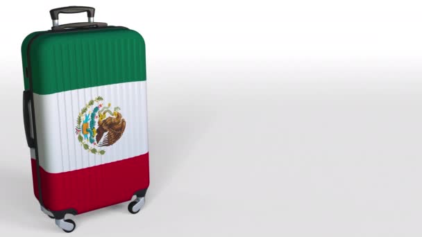 Cestující kufr s vlajka Mexika. Mexická turistika koncepční animace, prázdné místo pro titulek — Stock video