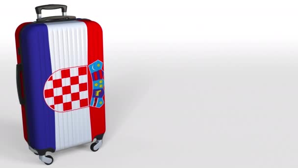 Valise voyageurs avec drapeau de la Croatie. Tourisme croate animation conceptuelle, espace vide pour la légende — Video