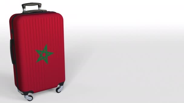 Valigia dei viaggiatori con bandiera del Marocco. Turismo marocchino animazione concettuale, spazio vuoto per didascalia — Video Stock