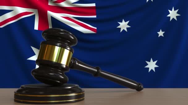 Giudici martelletto e blocco contro la bandiera dell'Australia. Corte australiana animazione concettuale — Video Stock