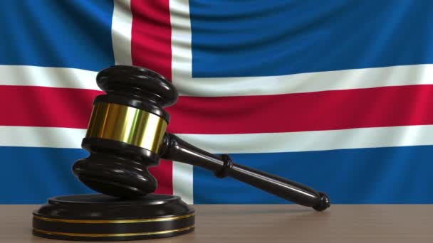 Juízes martelar e bloquear contra a bandeira da Islândia. Animação conceitual do tribunal islandês — Vídeo de Stock