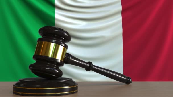 Giudici martelletto e blocco contro la bandiera italiana. Animazione concettuale della corte italiana — Video Stock