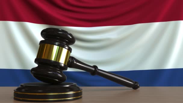 Jueces martillo y bloqueo contra la bandera de los Países Bajos. Corte holandesa animación conceptual — Vídeos de Stock