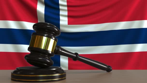 Jueces martillo y bloqueo contra la bandera de Noruega. Corte noruega animación conceptual — Vídeo de stock