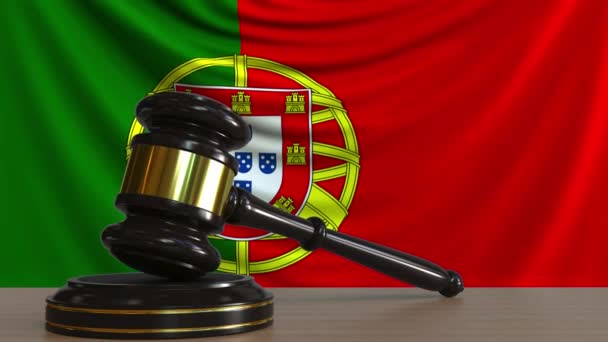 Судьи молотят молотком и блокируют флаг Португалии. Концептуальная анимация при дворе Португалии — стоковое видео