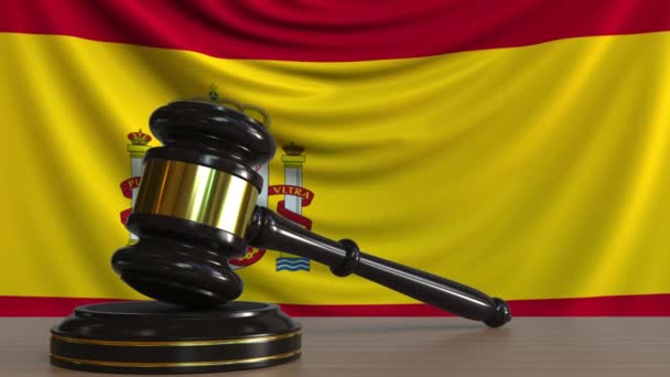 Domare ordförandeklubba och block mot flaggan av Spanien. Spansk domstol konceptuella animation — Stockvideo