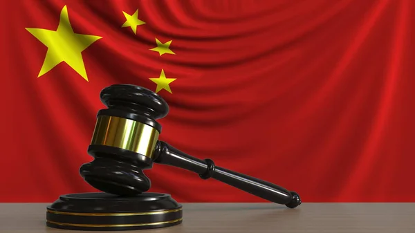 Juízes martelar e bloquear contra a bandeira da China. Chinês tribunal conceitual 3D renderização — Fotografia de Stock