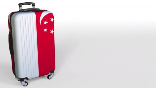 Maleta de viaje con bandera de Singapur. Animación conceptual del turismo de Singapur, espacio en blanco para la leyenda — Vídeos de Stock