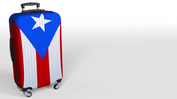 Чемодан с флагом Пуэрто-Рико. Концептуальная анимация туризма, пустое место для подписи — стоковое видео