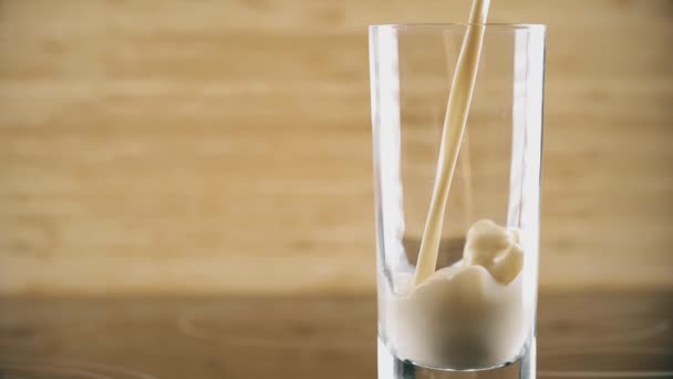 붓는 콩 우유 또는 soymilk 유리로, 슈퍼 느린 모션 샷 — 비디오