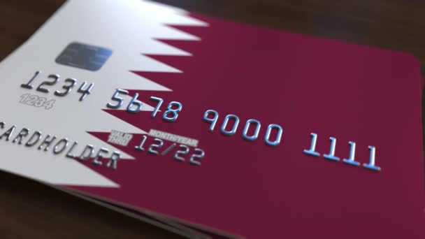 Plastic bankkaart met vlag van Qatar. Qatarese bancaire systeem conceptuele animatie — Stockvideo