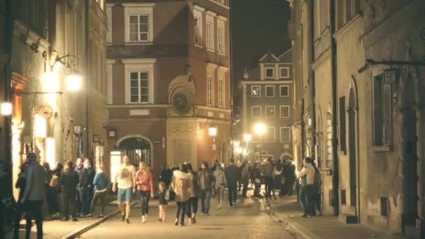 Βαρσοβία, Πολωνία - Απριλίου 9, 2018. Περπατώντας κατά μήκος της κεντρική πόλη δρόμο το βράδυ — Αρχείο Βίντεο