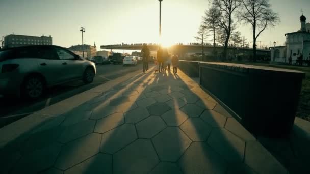 モスクワ, ロシア連邦 - 2018 年 4 月 15 日。人々 はクレムリン近くの Zaryadye 公園に歩く — ストック動画