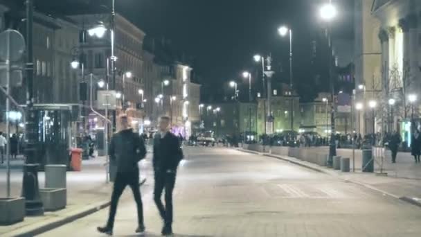 바르샤바, 폴란드-2018 년 4 월 9 일입니다. 센트럴 시티는 저녁에 거리에 자전거 — 비디오