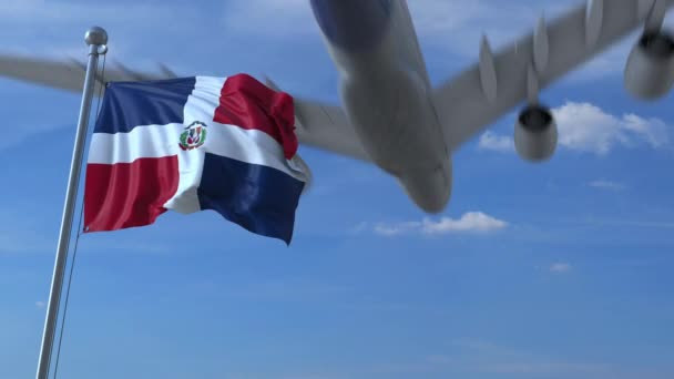 Aereo commerciale che sventola sopra la bandiera della Repubblica Dominicana. Animazione legata all'emigrazione o al turismo — Video Stock