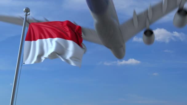 Kommerzielles Flugzeug, das über der schwenkenden Flagge Indonesiens fliegt. indonesische Auswanderung oder touristische Animation — Stockvideo