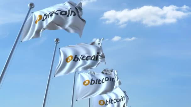 Ondeando banderas con el logotipo de bitcoin contra el cielo, animación en 3D loopable — Vídeo de stock