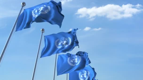 Ondeando banderas de las Naciones Unidas ONU contra el cielo, animación en 3D editorial loopable — Vídeos de Stock