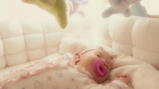 Linda niña durmiendo en su cuna — Vídeos de Stock