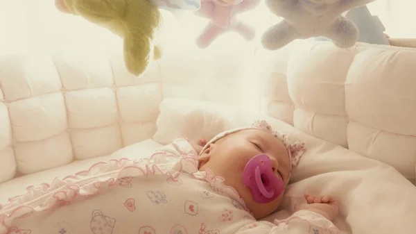Dziewczyna słodkie dziecko śpiące w łóżeczku jej — Zdjęcie stockowe